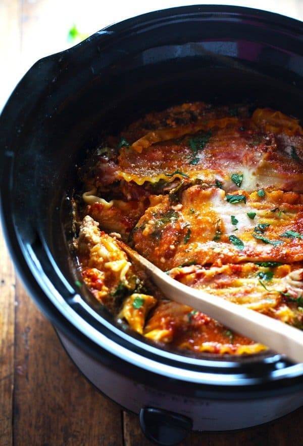 Super Easy Skinny Veggie Crockpot Lasagna - a handful of simple ingredients for a healthy family dinner. | https://applynowtoget.com