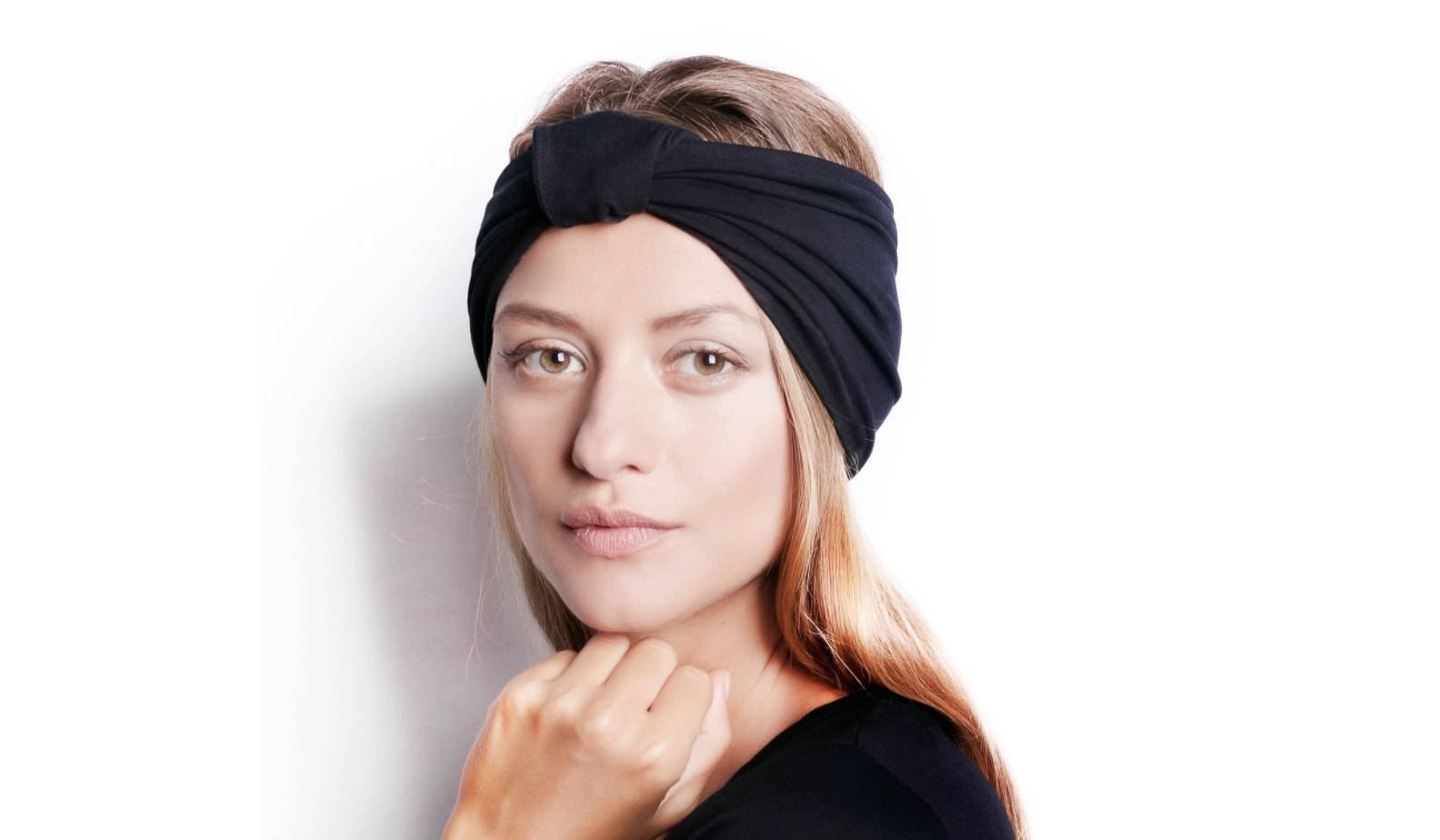 Black headband.