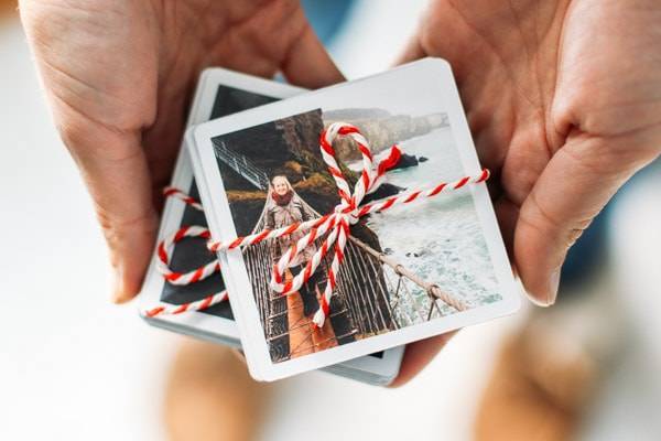 Small photos with red string.